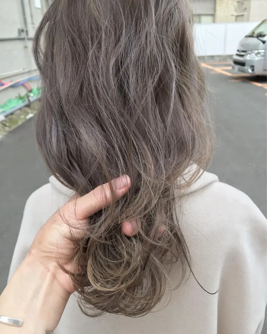 セミロング セピアベージュ ハイライト ヘアカラー Musiiik hairのヘアスタイル
