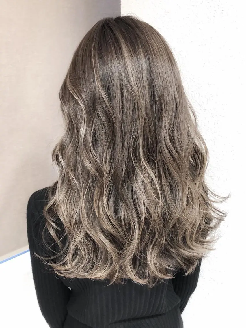 セミロング カラー グレージュ ハイライトカラー 3Dハイライト ハイライト biscohair 髪にドラマを。のヘアスタイル