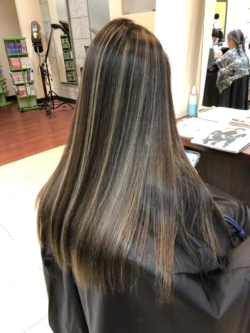 ロング ボブ 外国人風カラー ハイライト レイヤーカット ロング ヘアカラー yasu ヤスのヘアスタイル
