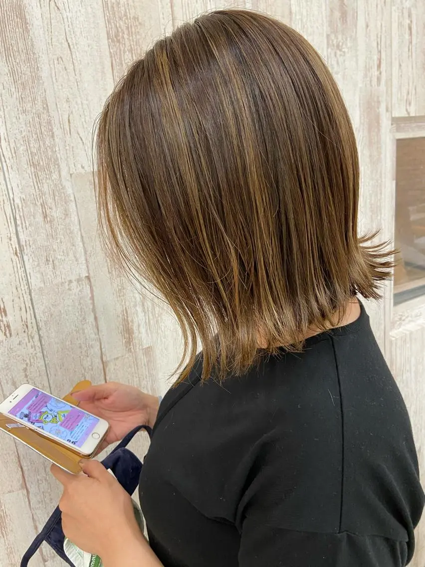 ミディアム カラー ベージュカラー ハイライトカラー ハイライト Oopsレイヤー 加藤澄都のヘアスタイル