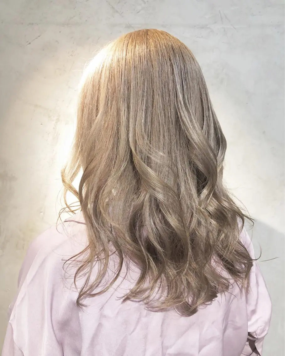 ロング カラー ベージュカラー ブリーチ ミルクティーベージュ ヘアカラー sano sayakaのヘアスタイル
