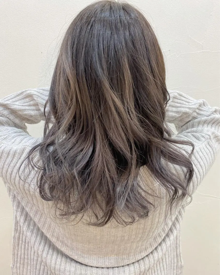セミロング カラー ヘアアレンジ ブリーチ ラベンダーカラー シルバー 志賀 あずみのヘアスタイル