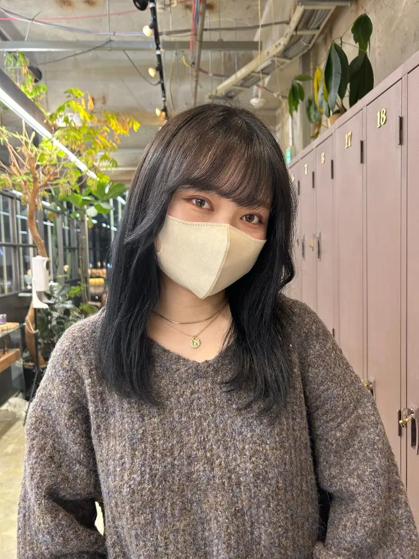 セミロング カラー 黒髪 ブルーカラー ブルーブラック 透明感カラー maho/垢抜け カラーパーマのヘアスタイル
