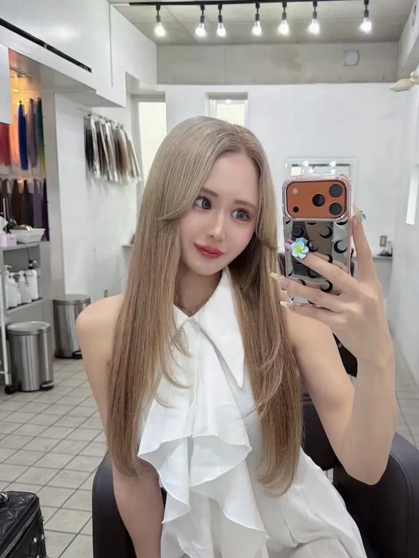 カラー ヘアアレンジ ロング シールエクステ 黒髪 ブリーチ デザインカラー ダブルカラー エクステ¥5000 LuciAカラーのヘアスタイル