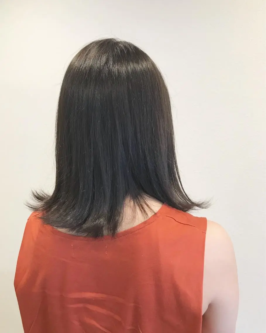 ショート カラー ダークグレー ダークグレージュ グレージュ 外ハネヘア エイト ウメダのヘアスタイル
