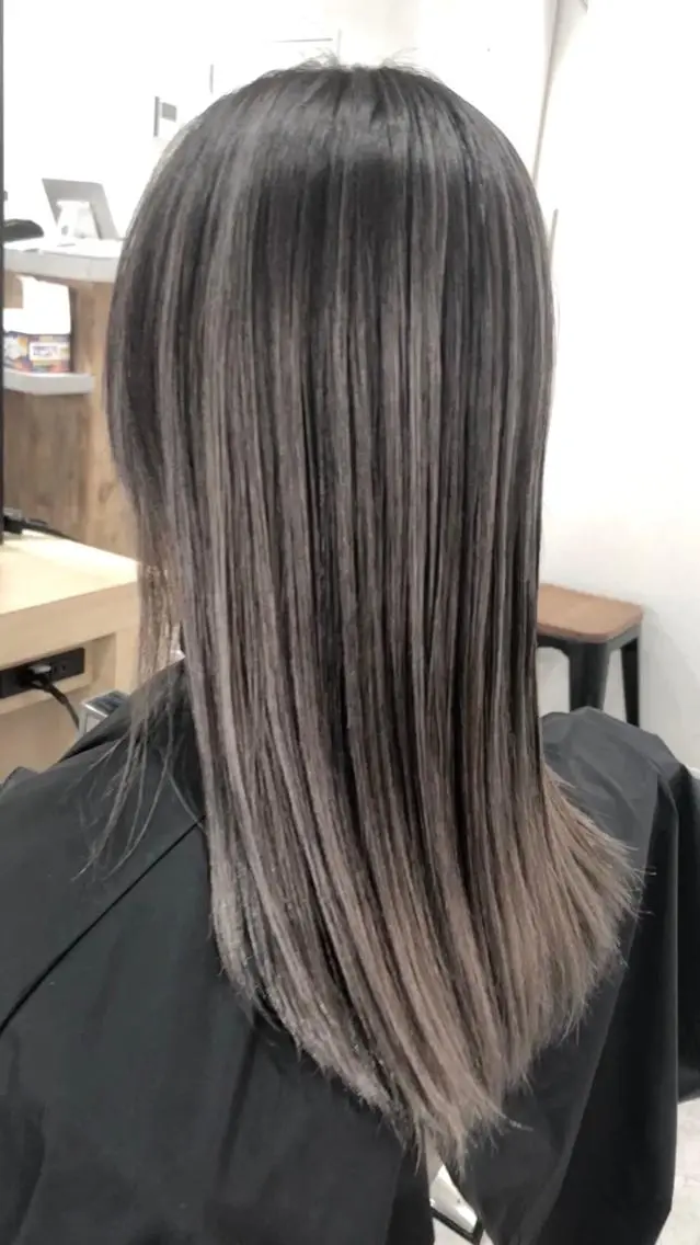ミディアム カラー ブリーチ ヘアカラー トリートメント 白髪ぼかしハイライト バレイヤージュヤマトのヘアスタイル