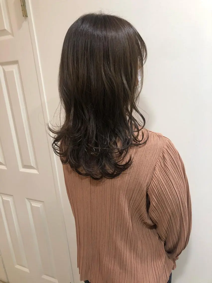 セミロング カラー カット ヘアカラー トリートメント MIOベージュカラー 柔らかいカラーのヘアスタイル