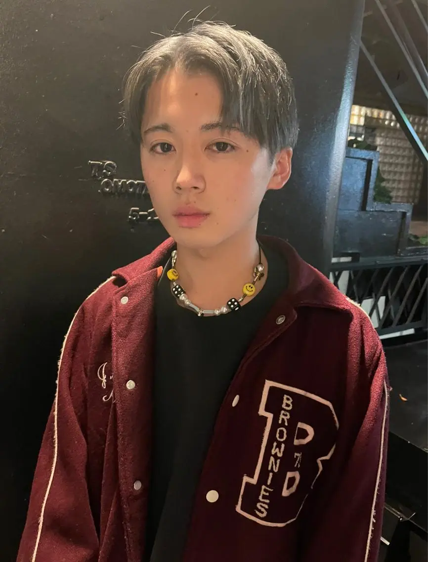 ショート カラー メンズ メンズバレイヤージュ メンズブリーチ センターパート フェードカット メンズハイライト スパイラルパーマ 🌐hina⭐️のヘアスタイル