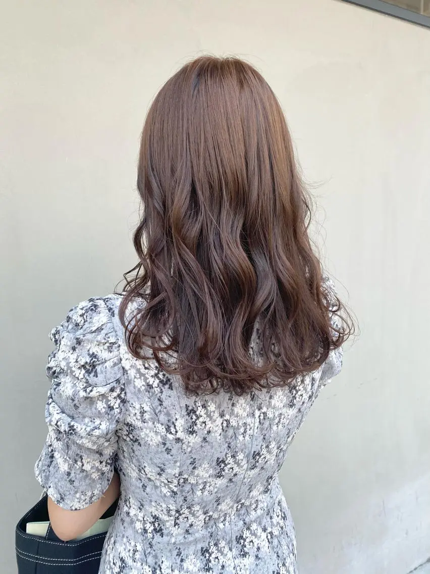 セミロング カラー アッシュ ベージュカラー ブリーチ ブリーチなしカラー 林 瑠夏のヘアスタイル