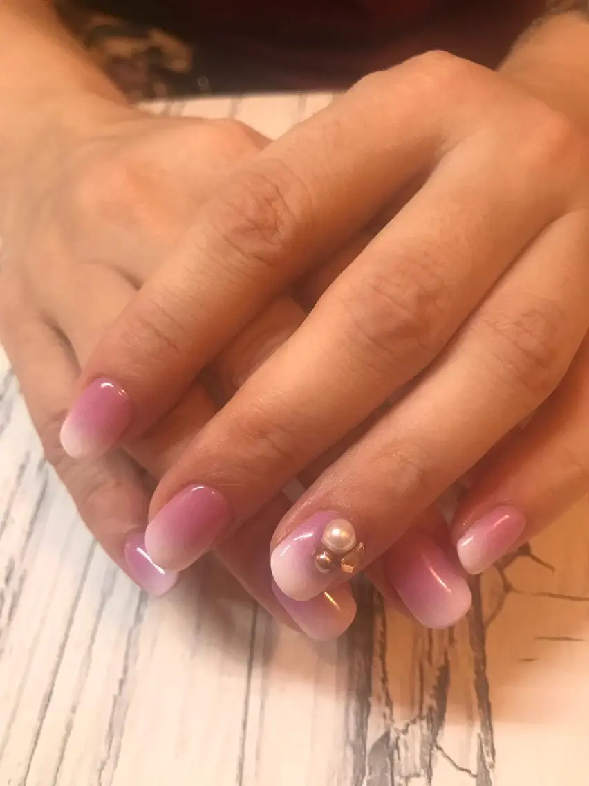ネイル グラデーション ストーンネイル atelier chic+のネイルデザイン