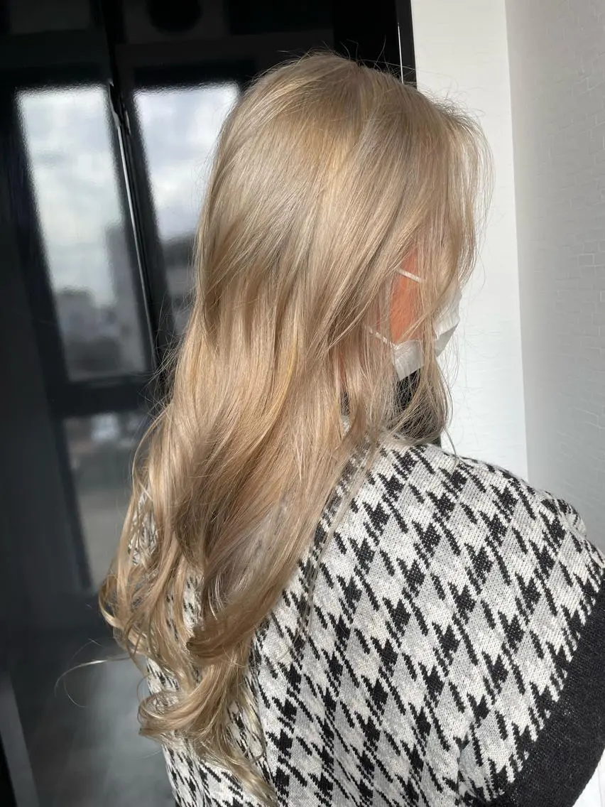 ロング カラー ベージュカラー ホワイトベージュ ヘアカラー YUI/ ブリーチカラー🌷のヘアスタイル