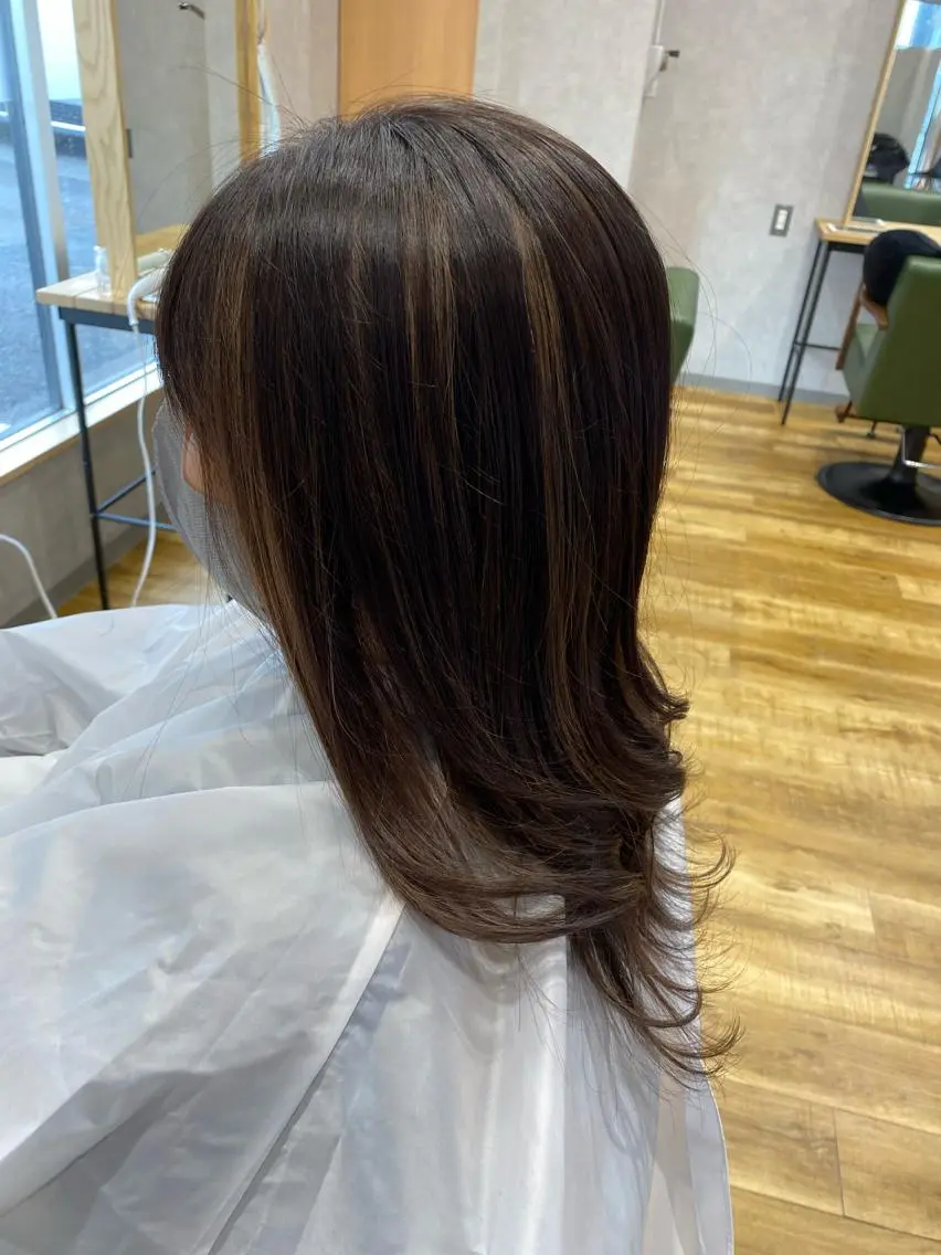 カラー ハイライトカラー レイヤーカット・透明 感カラー✨️春山栞菜のヘアスタイル