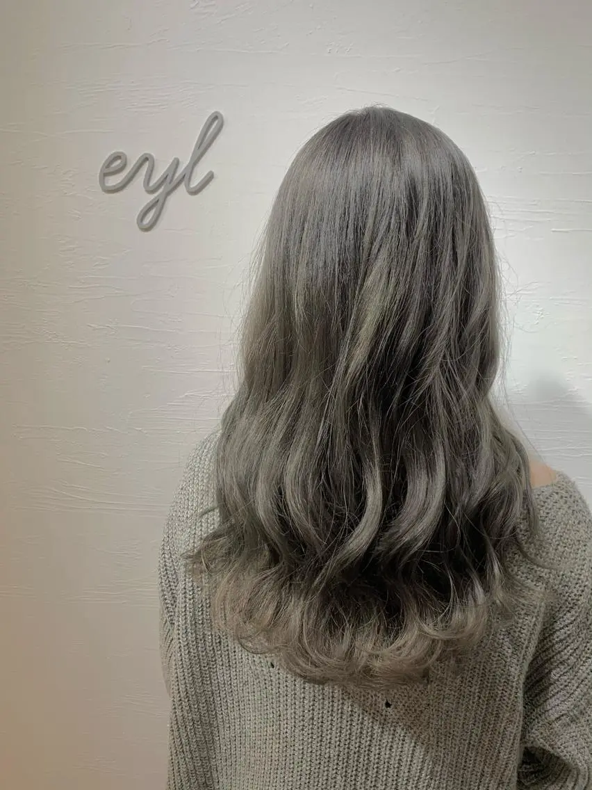 ロング カラー ブリーチ ダブルカラー ラベンダーカラー シルバー 💎赤み消しカラー 特化型デザイナー💎のヘアスタイル