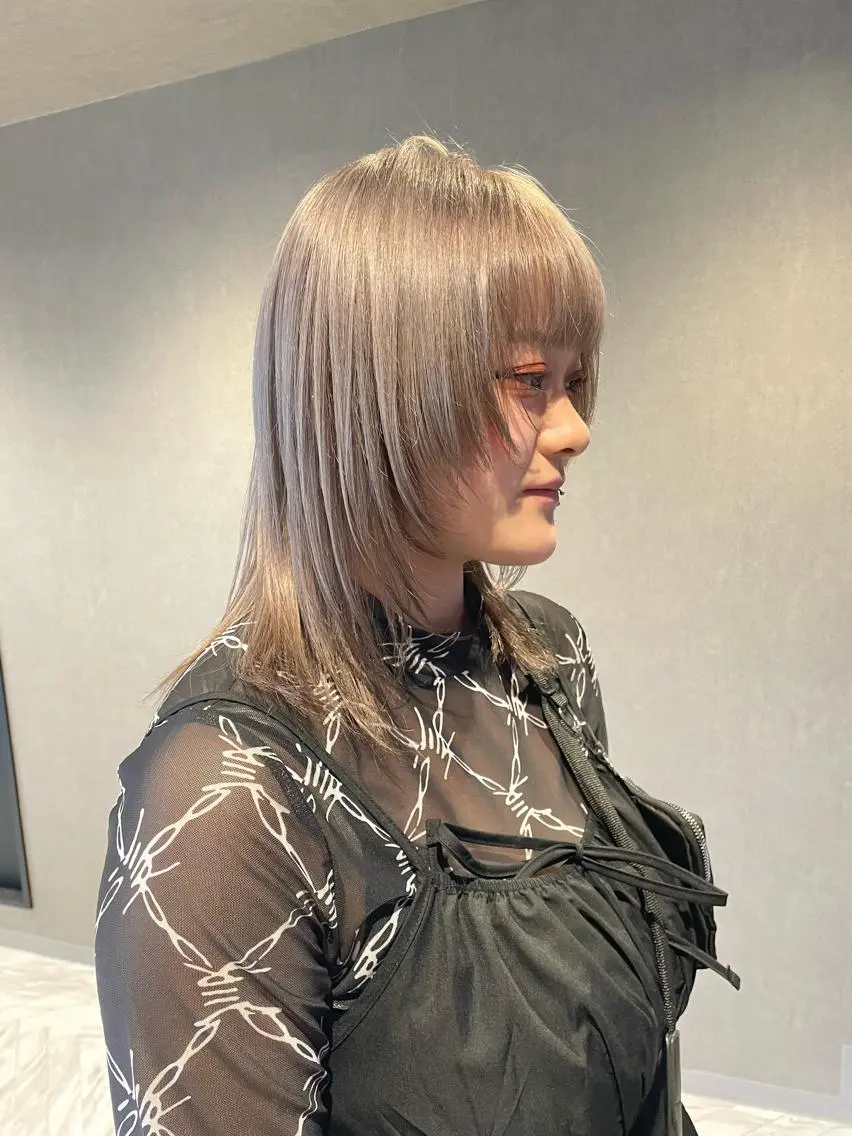セミロング カラー ベージュカラー ブリーチ シャギー カット ヘアカラー トリートメント さと ちはるのヘアスタイル