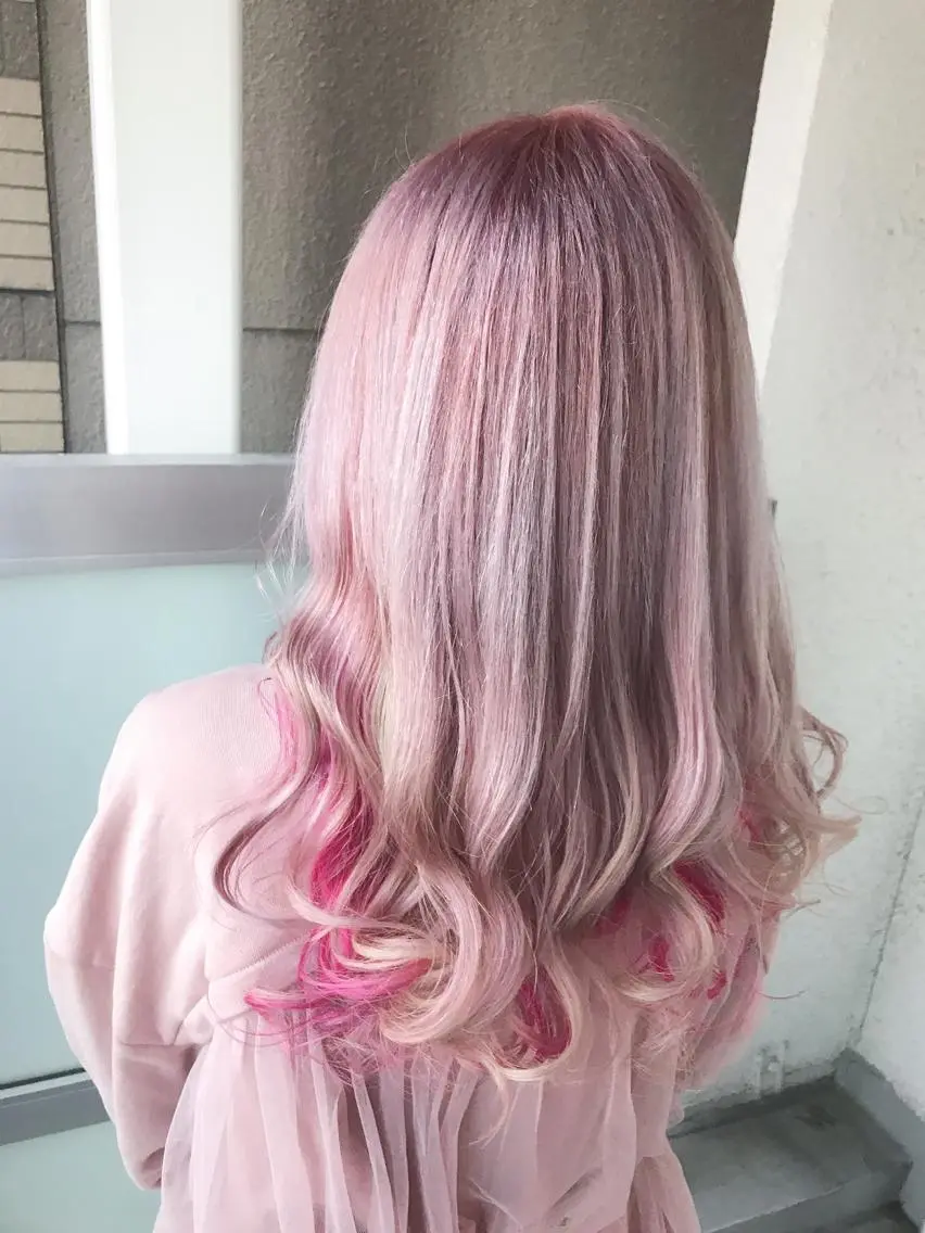 ロング カラー インナーカラー ピンクカラー 岩谷/ブリーチ 🪽透明感カラーのヘアスタイル