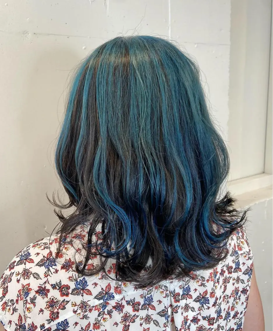 ミディアム カラー ブリーチ ヘアカラー ウルフカット レイヤーカット上柿のヘアスタイル