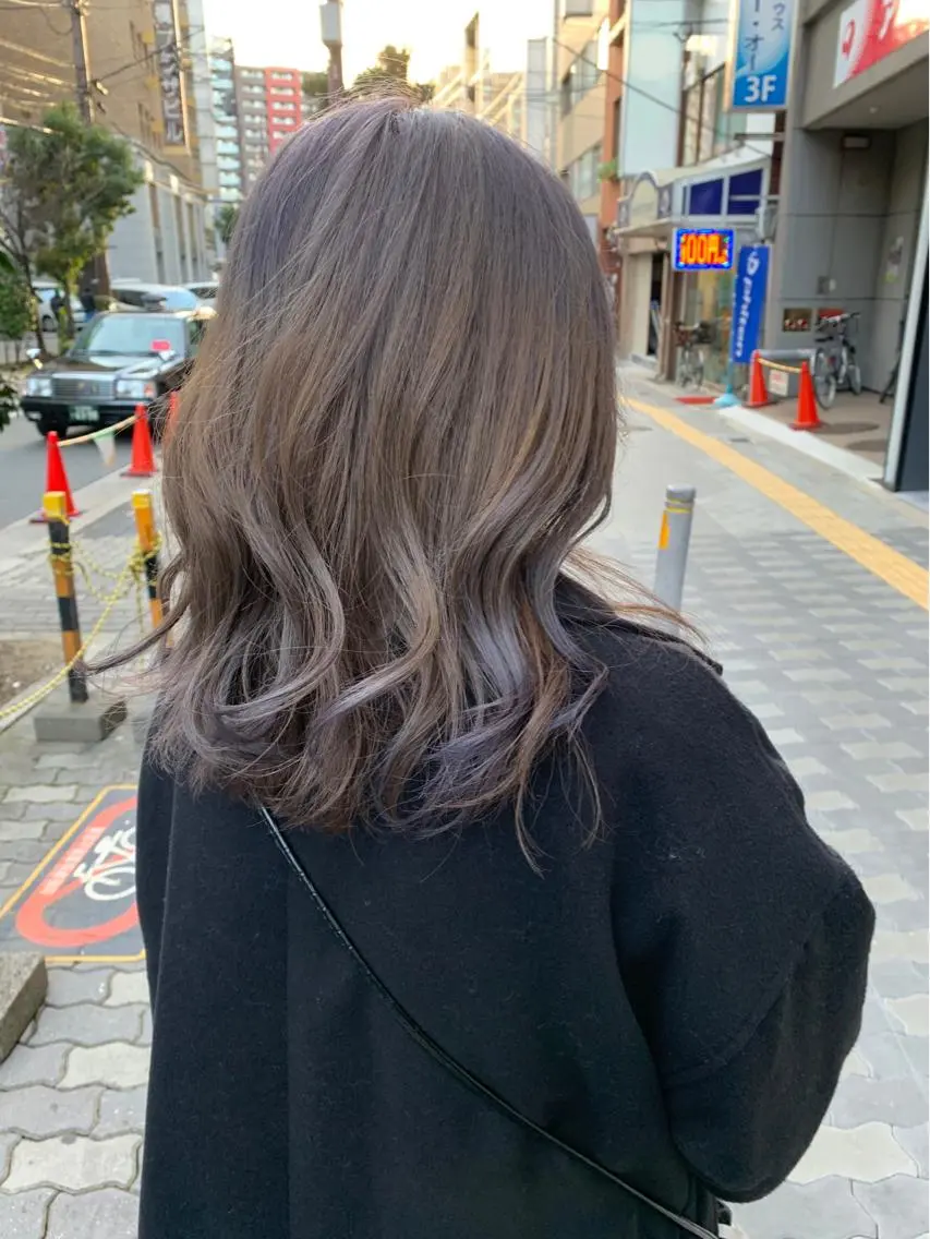 ミディアム カラー akane .のヘアスタイル