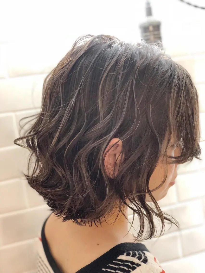 ショート カラー グレージュ ハイライトカラー ハイライト カット ヘアカラー 奥田 恵樹のヘアスタイル