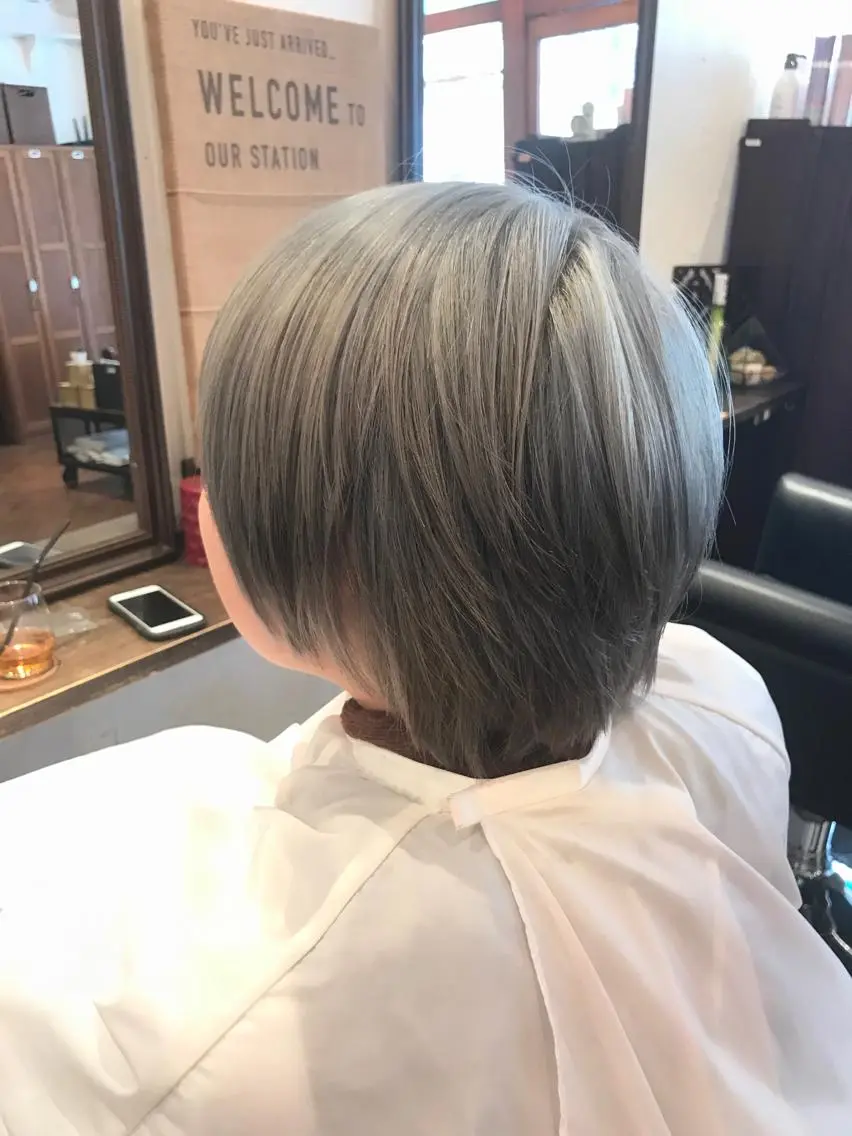 ショート カラー ブリーチ 小森谷 亮太のヘアスタイル