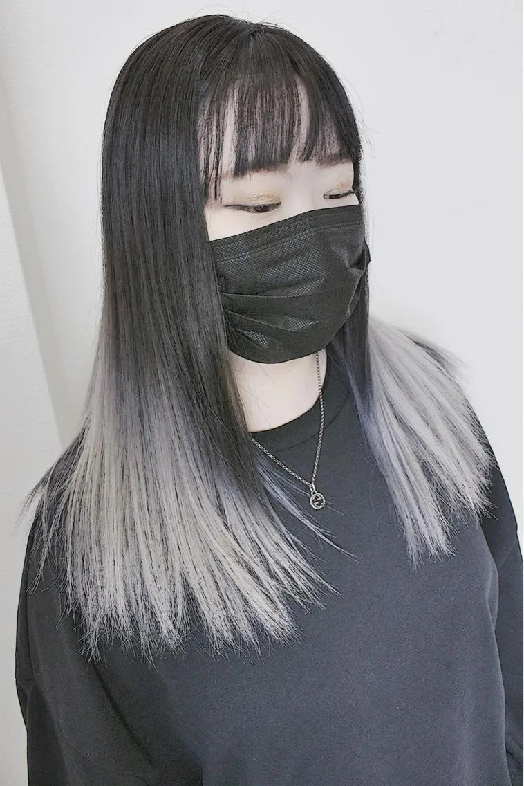 セミロング カラー バレイヤージュ ブリーチ グラデーションカラー グレージュ レイヤーカット ヘアカラー 土居 正季のヘアスタイル