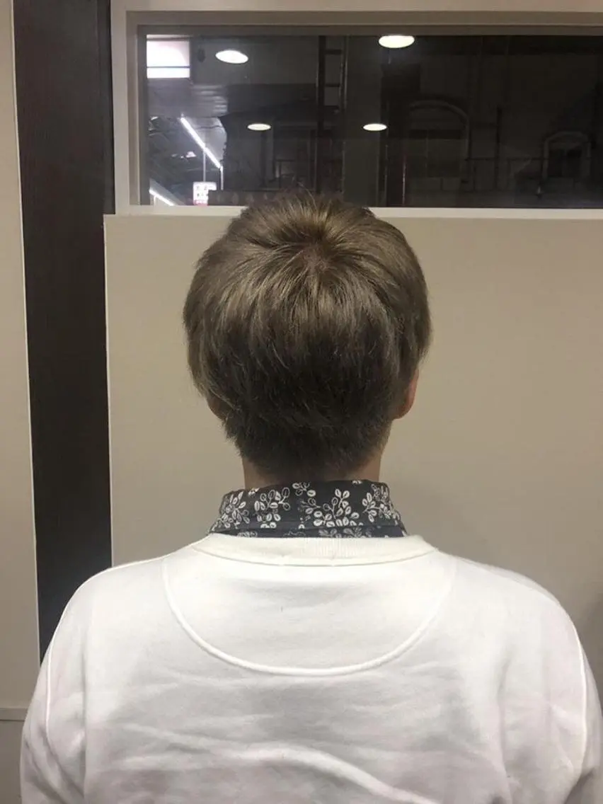ショート カラー ブリーチ グレージュ 東條 克義のヘアスタイル