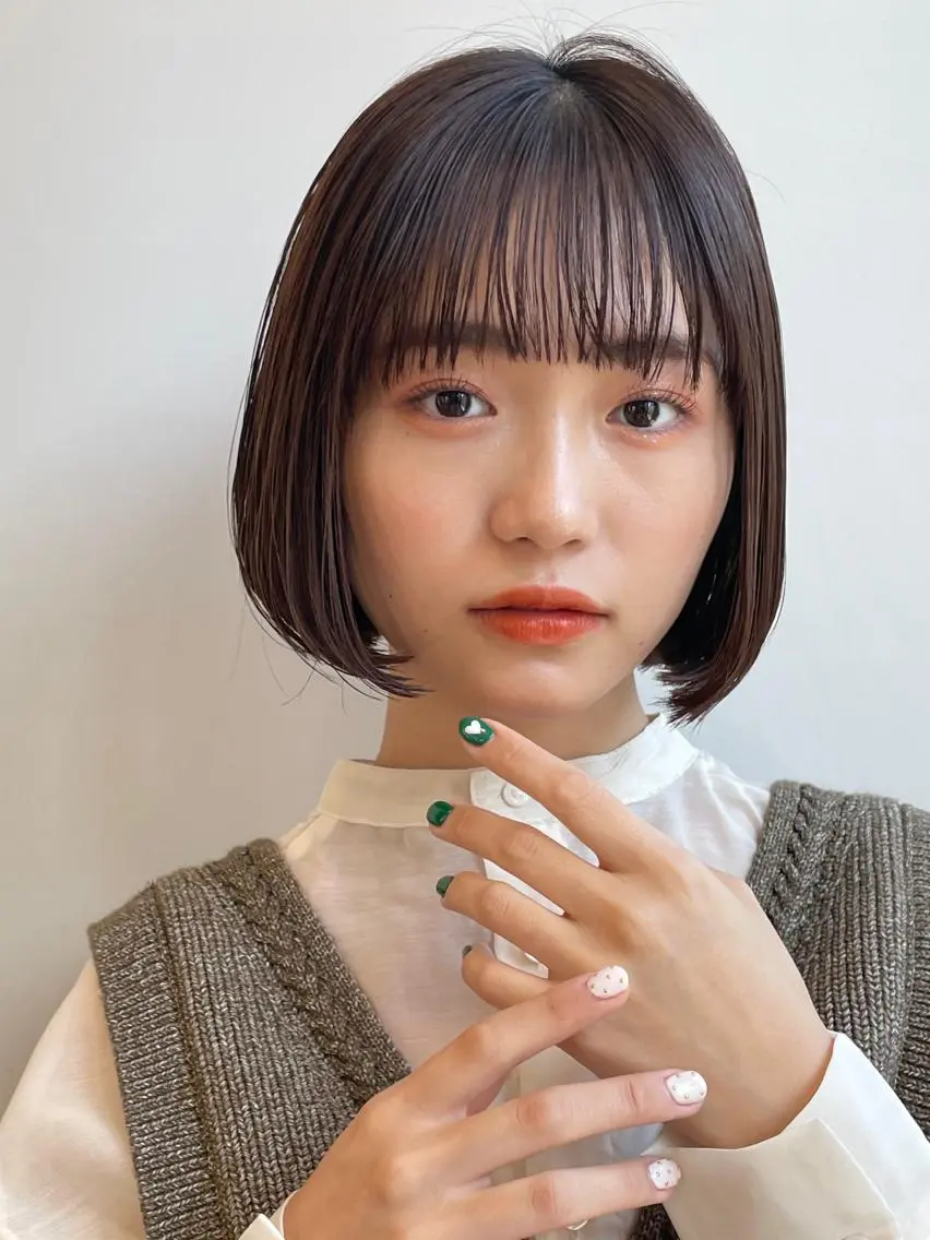 ショート ボブ 外ハネヘア カット ヘアカラー トリートメント 青沼夏未/オリーブ/ 寒色カラーのヘアスタイル