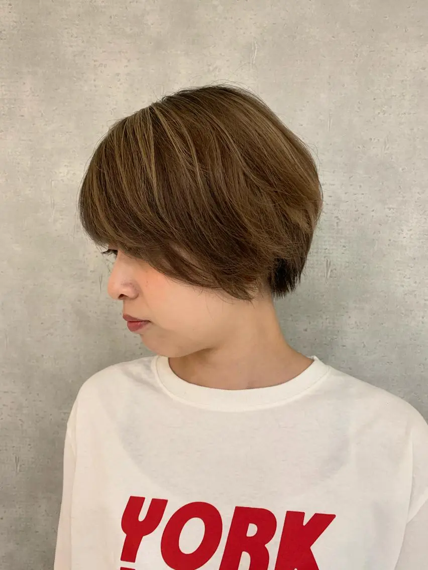 ショート カラー ハンサムショート アッシュ ベージュカラー ブリーチ ショートヘア 伊藤 陽のヘアスタイル