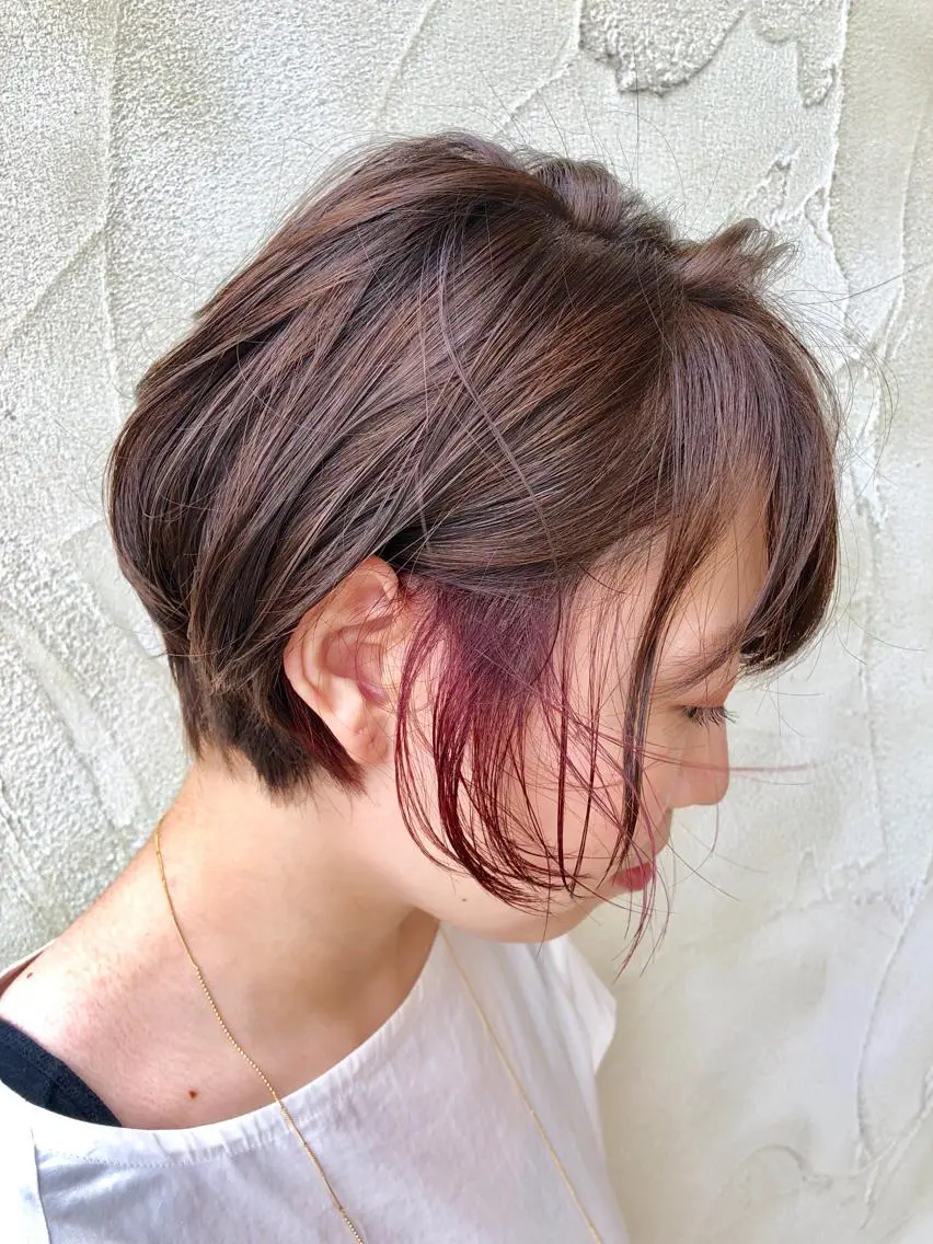 ショート カラー アッシュ ベージュカラー ブリーチ インナーカラー ピンクカラー 岩田 萌那のヘアスタイル