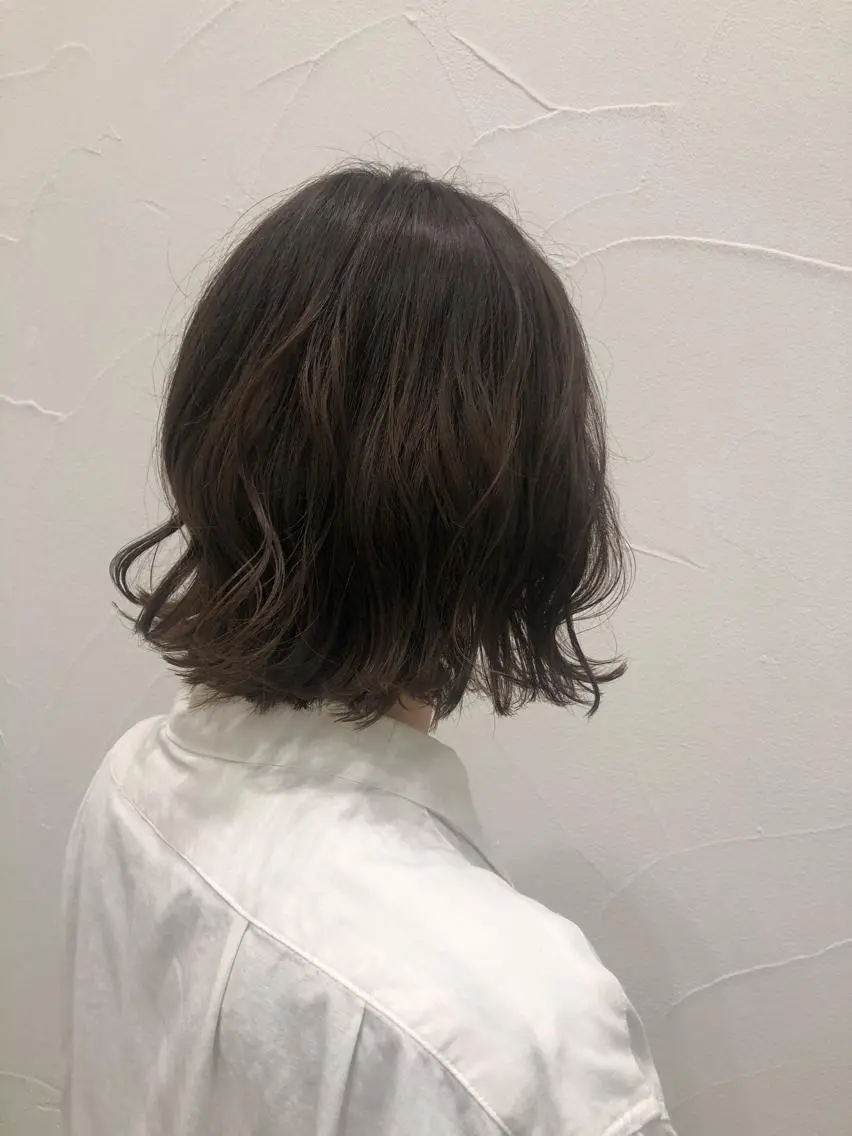 ショート アッシュ アッシュグレー アッシュグレージュ ボブ 外ハネヘア Ash中目黒店 榊間茜のヘアスタイル