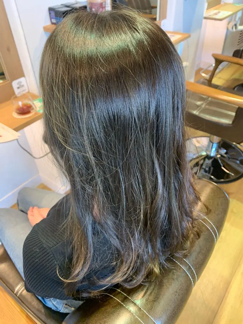 ロング カラー グレージュ カーキグレージュ ツキダテ ユイのヘアスタイル