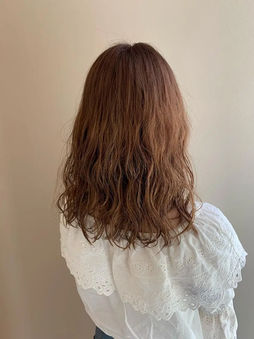 セミロング パーマ 顔まわりカット✄ ベージュカラー🧸のヘアスタイル