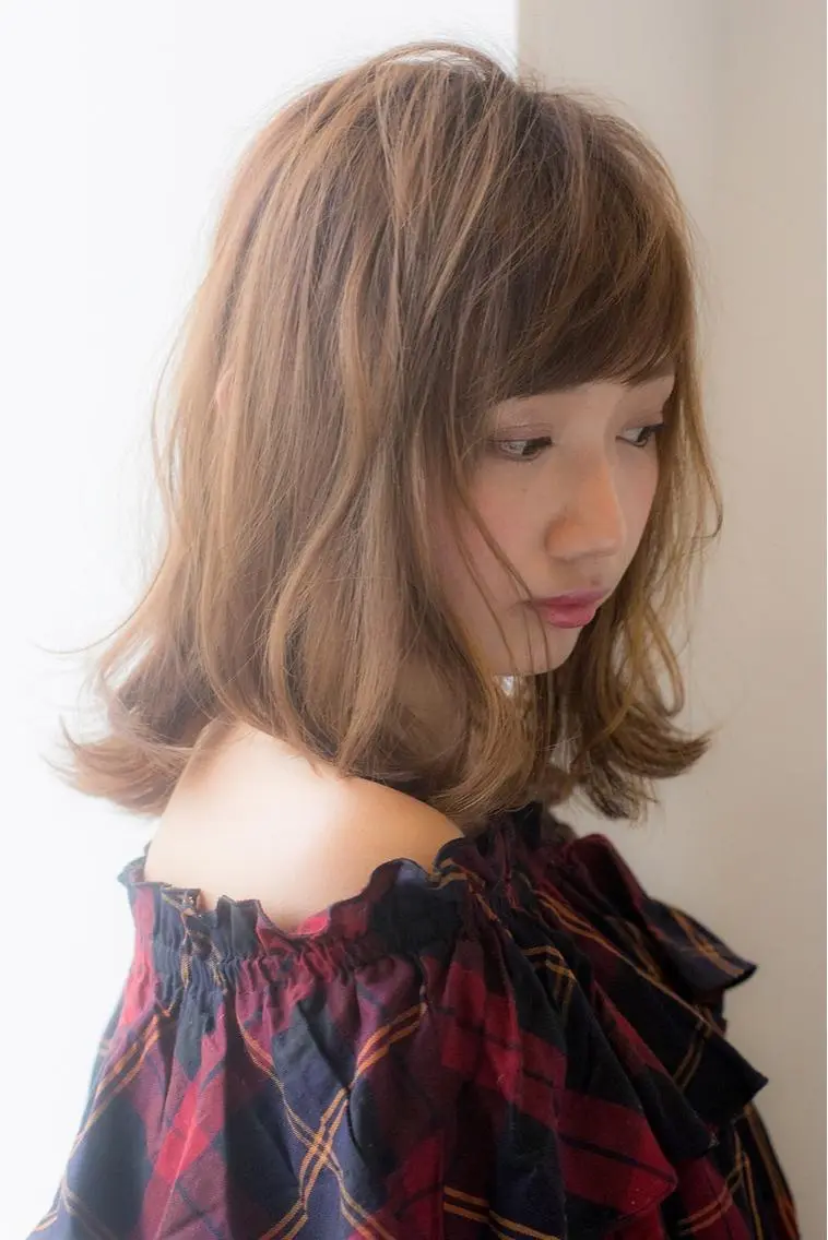 ミディアム フェザー/波巻き 雫石大夢のヘアスタイル