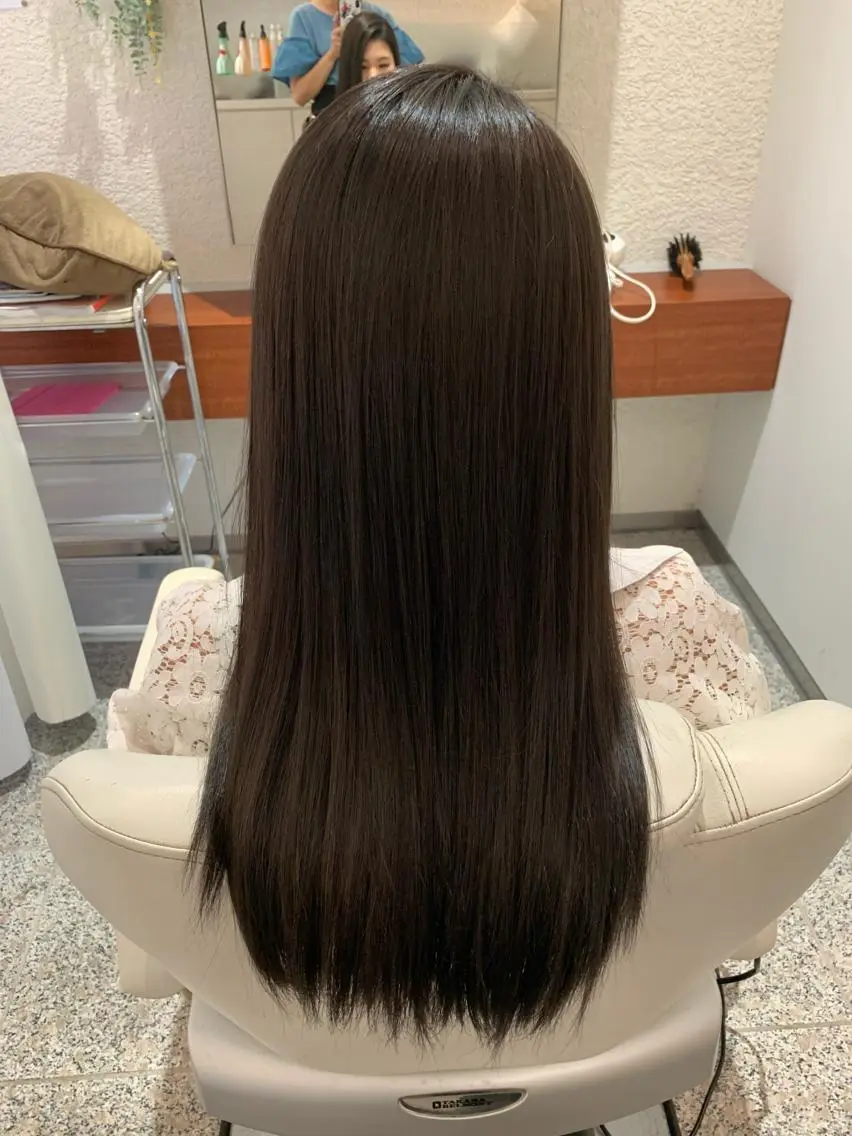 ロング カラー 伊藤 桃のヘアスタイル