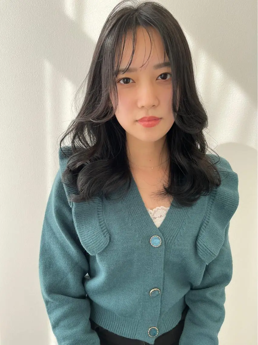 セミロング カラー ヘアアレンジ 🫧umu.🫧韓国 /レイヤーカットのヘアスタイル