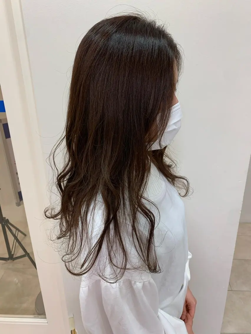 ロング カラー ヘアカラー トリートメント 顔まわりカット✄ ベージュカラー🧸のヘアスタイル