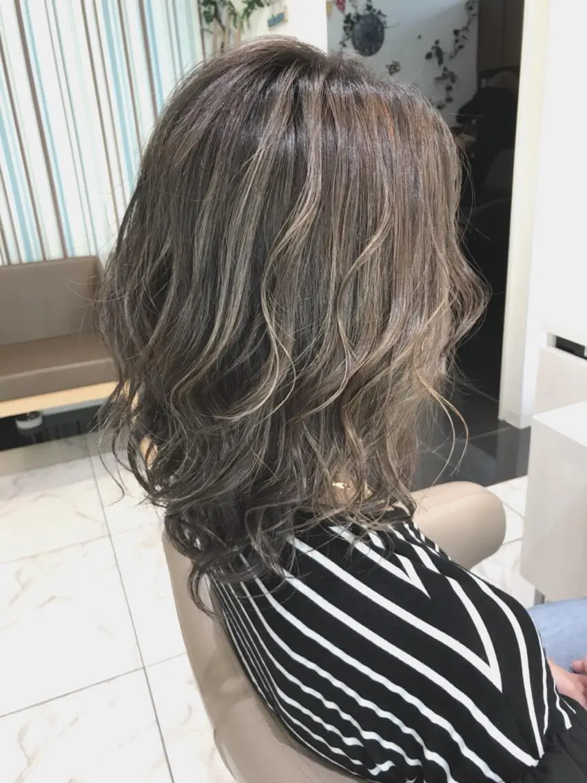 ミディアム カラー ブリーチ ブルーカラー ブルージュ ケアブリーチ ハイライトカラー カット ヘアカラー 山崎俊輔/髪質改善 /バレイヤージュのヘアスタイル