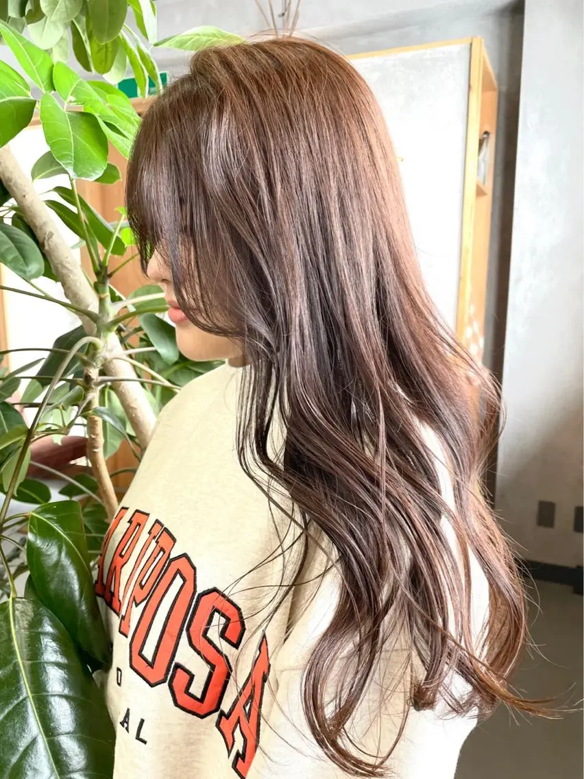 ロング カラー 岡田 真綾のヘアスタイル