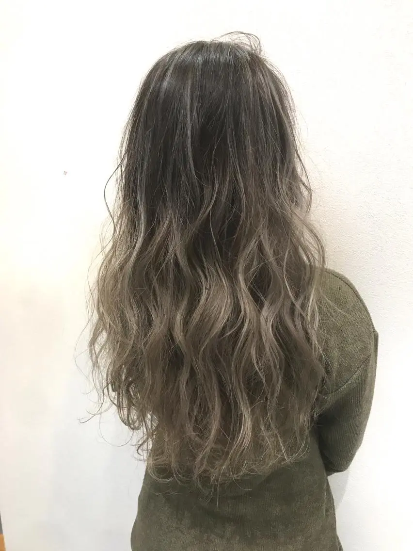 ロング レイヤーカット ブリーチカラー☆ 再生トリートメントのヘアスタイル