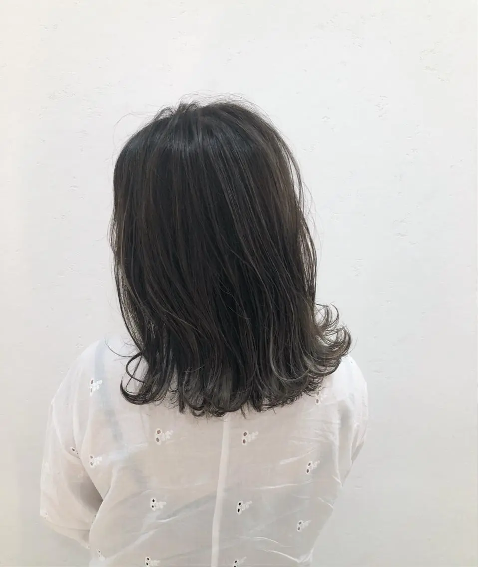 セミロング カラー ベージュカラー ハイライトカラー オリーブベージュ ハイライト ニュアンスカラー🫧 加納のヘアスタイル