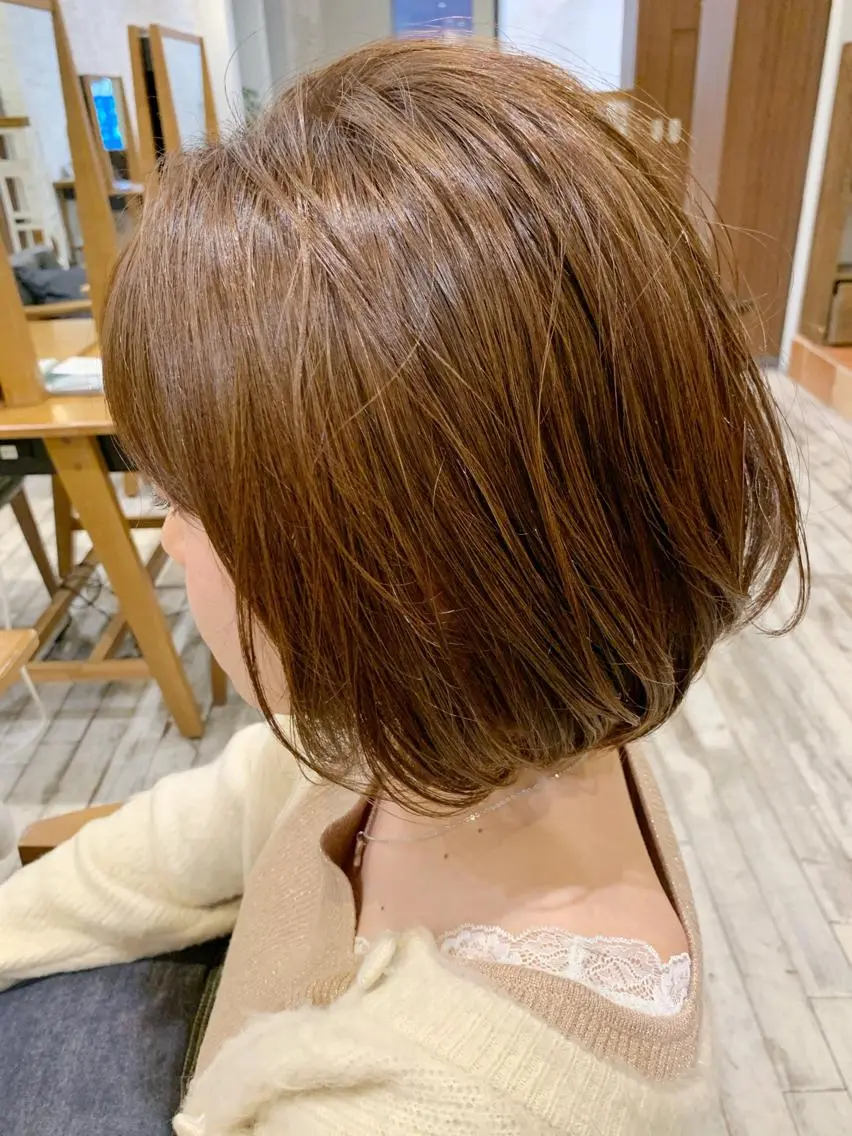 ショート カラー ベージュカラー オリーブベージュ ヘアカラー 大人レイヤー×艶髪 小久保　春暁のヘアスタイル