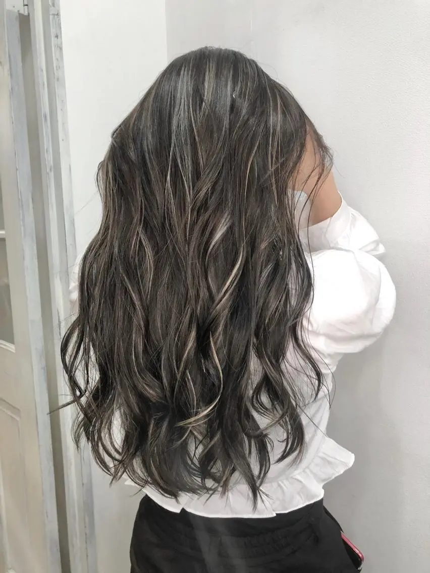 ロング 白いハイライト🤍 タナカリョウスケのヘアスタイル