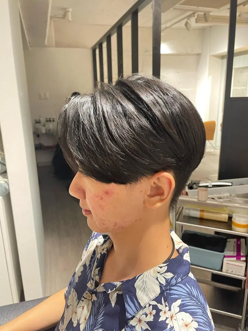 ショート パーマ メンズ センターパート ダウンパーマ カルマパーマ メンズ韓国風 韓国マッシュ カット key キーのヘアスタイル