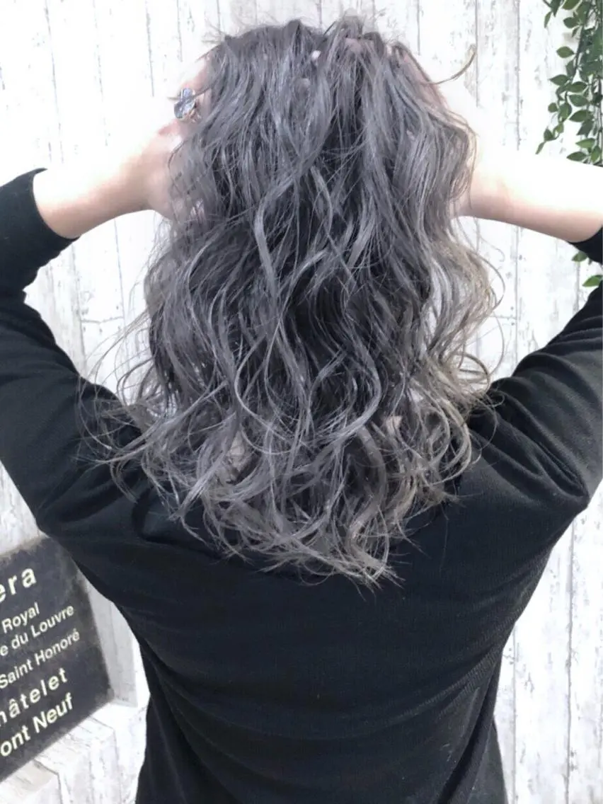 セミロング LANI OOSAKAのヘアスタイル