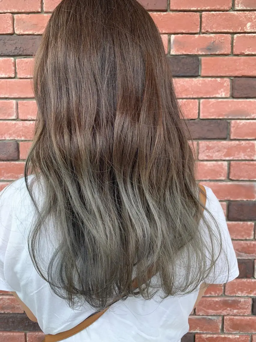 ロング カラー グラデーションカラー グレージュ カーキグレージュ 工藤 萌香のヘアスタイル