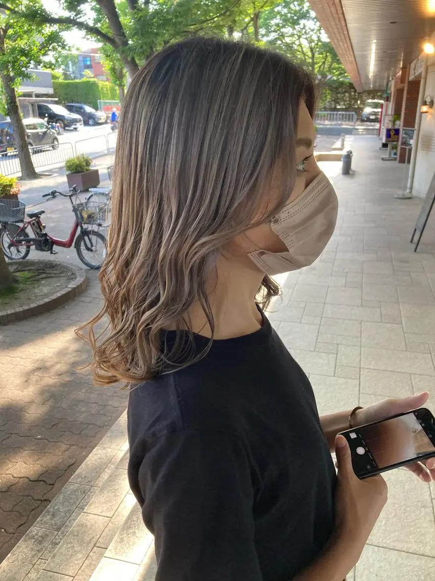 カラー バレイヤージュ 安永 里帆のヘアスタイル