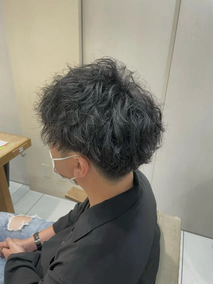 ミディアム パーマ メンズ ミディアムパーマ メンズブリーチ メンズパーマ くせ毛 スパイラルパーマ 本厚木｜縮毛矯正/ 髪質改善/専門サロンのヘアスタイル