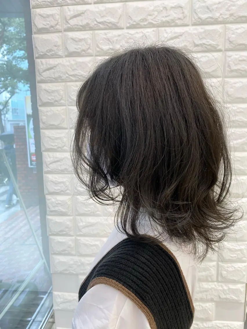 カラー グレージュ オレンジ 韓国ヘア レイヤーカットのヘアスタイル