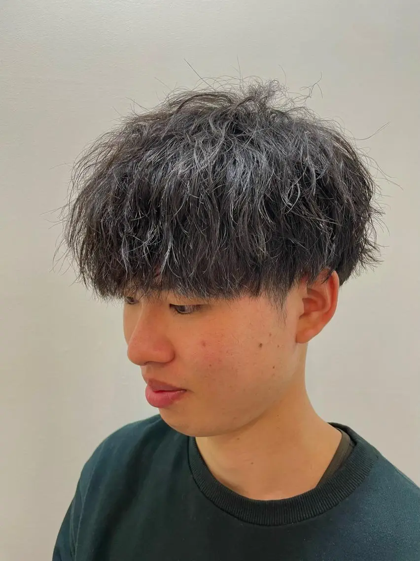 ミディアム パーマ メンズ ミディアムパーマ メンズパーマ スパイラルパーマ ヨシダ ジュンのヘアスタイル