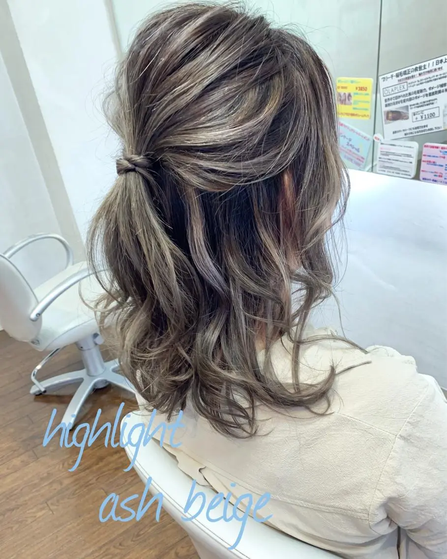 ミディアム カラー アッシュ ベージュカラー ハイライトカラー ハイライト ヘアカラー GLAD 萩原のヘアスタイル