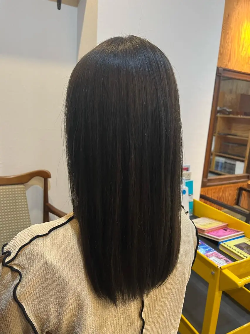 セミロング カラー moe .のヘアスタイル